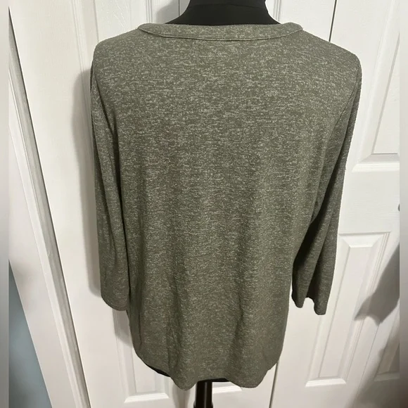 🦋 NWOT Women’s Chicos 3/4 sleeve top COMFY - Picture 8 of 10